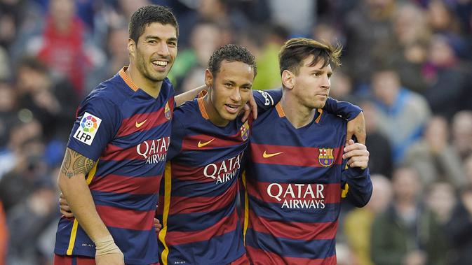 Striker Barcelona, Neymar Jr, bersama Lionel Messi dan Luis Suarez merayakan gol yang dicetaknya ke gawang Real Sociedad pada laga La Liga Spanyol di Stadion Camp Nou, Barcelona, Sabtu, (28/5/2015). (AFP/Lluis Gene)