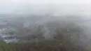 Pemandangan lahan yang terbakar dari atas helikopter di Pelalawan, Provinsi Riau, Kamis (17/9/2015). Asap dari kebakaran hutan ini mengakibatkan aktivitas warga Riau dan sekitarnya terganggu (AFP Photo/Adek Berry)