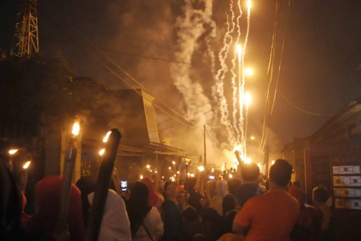 Pawai obor dan kembang api meriahkan malam tahun baru 1437 Hijriah