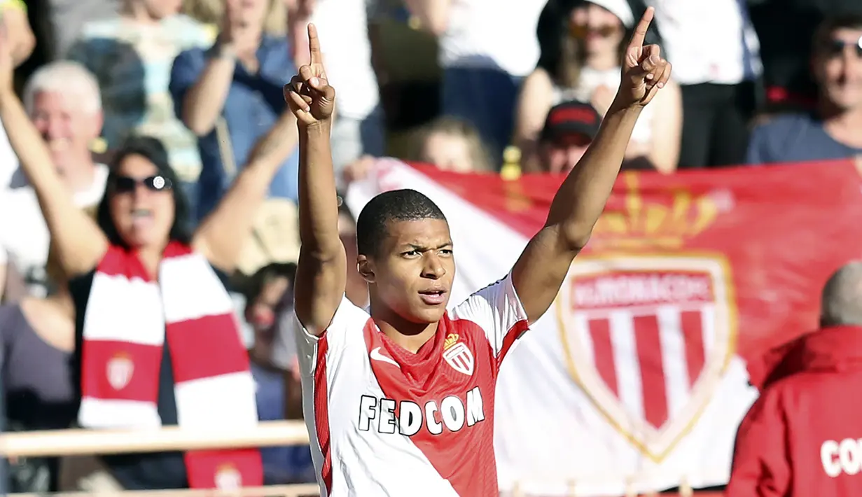 Kylian Mbappe. Striker Prancis berusia 23 tahun ini pernah berseragam AS Monaco selama dua musim, 2015/2016 dan 2016/2017 usai dipromosikan dari AS Monaco U-19. Pada awal musim 2018/2019 ia dilepas ke PSG dengan nilai transfer 180 juta euro atau setara Rp2,8 triliun setelah pada musim 2017/2018 ia hanya berstatus pinjaman di PSG. Hingga kini ia masih membela PSG dan total telah tampil dalam 216 laga di semua ajang dengan torehan 170 gol dan 88 assist. (AFP/Valery Hache)
