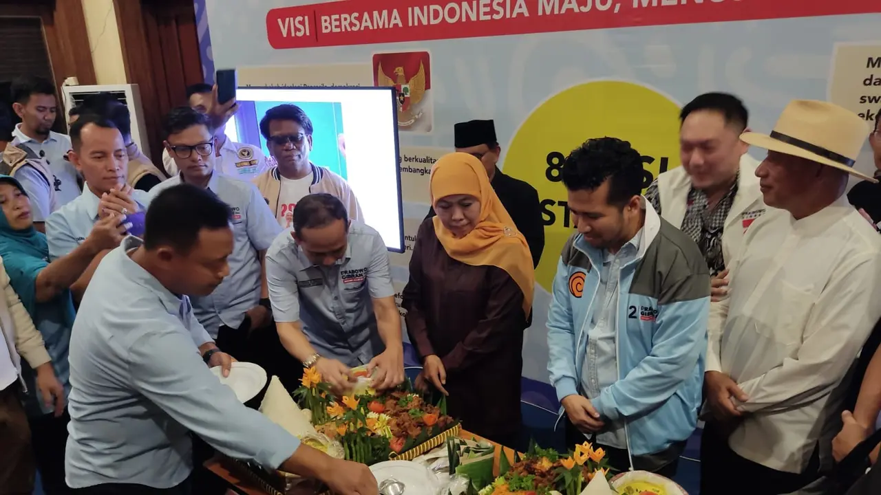Khofifah potong tumpeng merayakan kemenangan Prabowo-Gibran versi hitung cepat. (Dian Kuiawan/Liputan6.com)