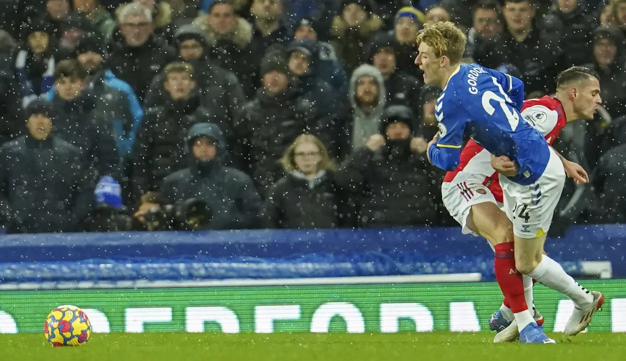Pemain Arsenal Granit Xhaka (kanan) bertabrakan dengan pemain Everton Anthony Gordon saat berebut bola pada pertandingan Liga Inggris di Goodison Park, Liverpool, Inggris, 6 Desember 2021. Arsenal kalah 1-2. (AP Photo/Jon Super)