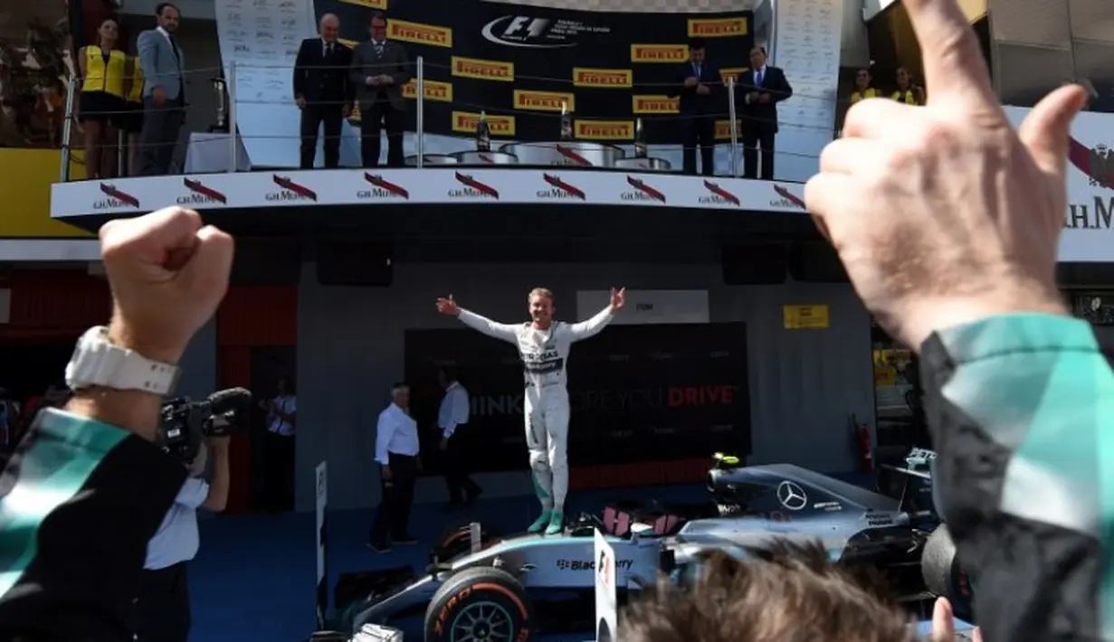 Nico Rosberg bergembira di atas mobilnya. (AFP/Tom Gandolfini)