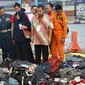 Keluarga korban jatuhnya pesawat Lion Air JT 610 dikawal petugas melihat barang-barang temuan di Pelabuhan JICT 2, Jakarta, Rabu (31/10). 189 orang menjadi korban jatuhnya pesawat Lion Air JT-610 pada Senin (29/10) lalu. (Liputan6.com/Helmi Fithriansyah)