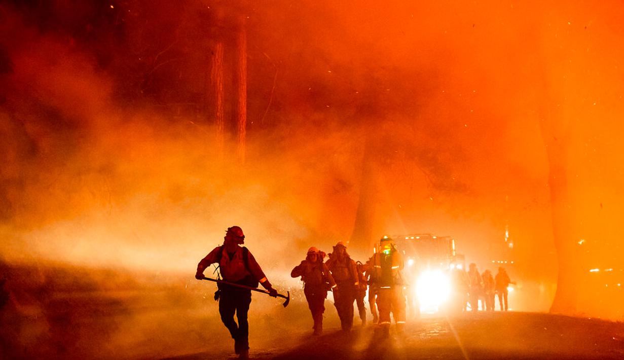 Petugas pemadam kebakaran memerangi Mosquito Fire yang menyala di Michigan Bluff Rd, Placer County, California, Amerika Serikat, 7 September 2022. (AP Photo/Noah Berger)