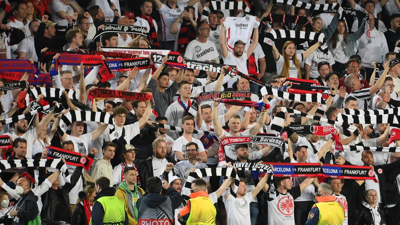 Foto: Momen Stadion Camp Nou Dikuasai Suporter Eintracht Frankfurt, Barcelona Tumbang di Liga Europa