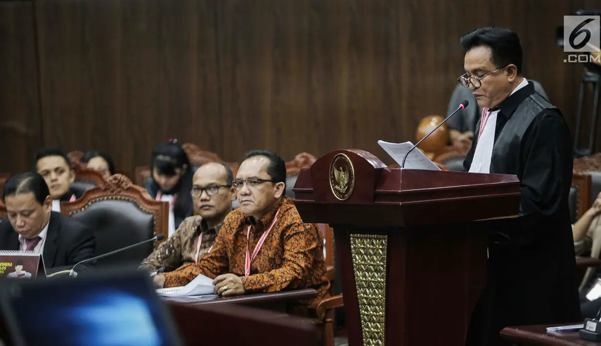 Ketua Tim Hukum Joko Widodo-Ma’ruf Amin, Yusril Ihza Mahendra memberi keterangan dalam sidang sengketa Pilpres 2019 di Gedung MK, Jakarta, Selasa (18/6/2019). Sidang tersebut beragendakan mendengarkan jawaban dari termohon. (Liputan6.com/Faizal Fanani)