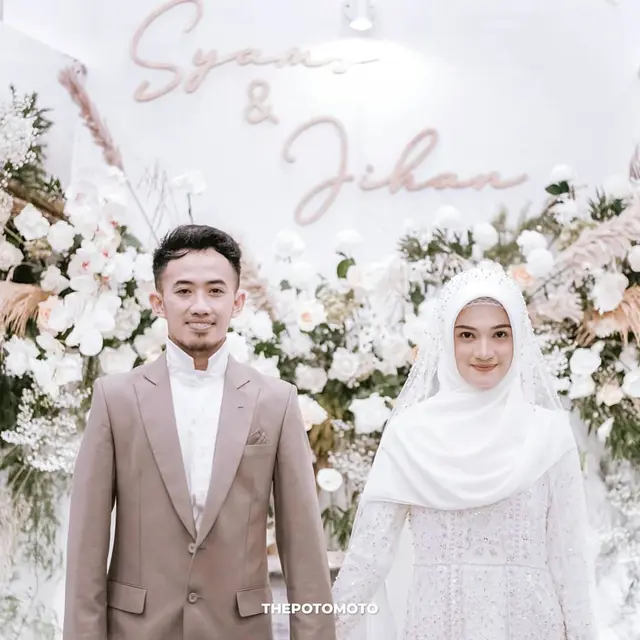 Momen Pernikahan Ustaz Syam dan Jihan Ghazali. (Sumber: Instagram/thepotomoto)