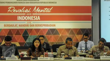 Menko PMK  Puan Maharani memaparkan penjelasan ketika memimpin rakor tingkat menteri di Kemenko PMK, Jakarta, Rabu (19/10). Rapat koordinasi tersebut membahas tentang Pelaksanaan UU Desa. (Liputan6.com/Faizal Fanani)