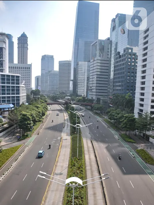 Suasana jalan protokol saat Hari Raya Idul Fitri 1444 Hijriah di Jalan MH Thamrin, Jakarta, Sabtu (22/4/2023).  (merdeka.com/Iqbal S. Nugroho)