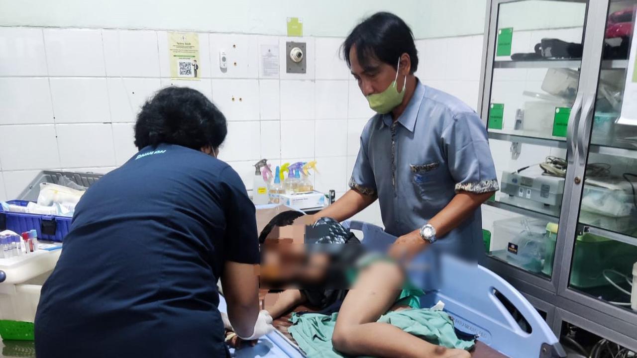 Bocah yang pahanya tertusuk besi mendapat pertolongan dari rumah sakit. (Istimewa)