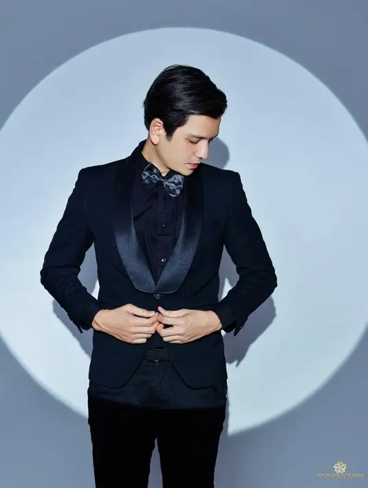 Sama halnya dengan sang kekasih, Rendi John juga tampil menawan mengenakan setelan jas berwarna hitam yang dilengkapi dasi kupu-kupu karya desainer Rusli Hadiwinata. (Instagram/fdphotography90).
