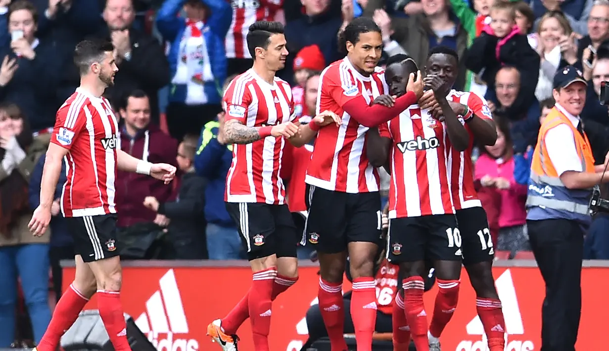 Para pemain Southampton merayakan gol ke gawang Manchester City yang dicetak Sadio Mane dalam laga Liga Inggris 2015/2016 di St Mary's Stadium, Southampton (1/5/2016). Pada musim 2015/2016 Southampton berhasil menyodok ke peringkat 6 pada klasemen akhir Liga Inggris. Klub Big Six yang terlempar dari posisi enam besar adalah Liverpool dan Chelsea yang masing-masing menghuni posisi ke-8 dan 10. (AFP/Ben Stansall)