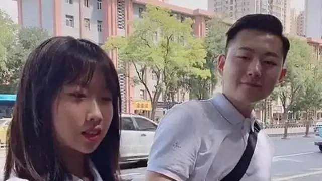 Terlihat Seumuran, Gadis dan Ayahnya Ini Sering Disangka Pasangan Kekasih