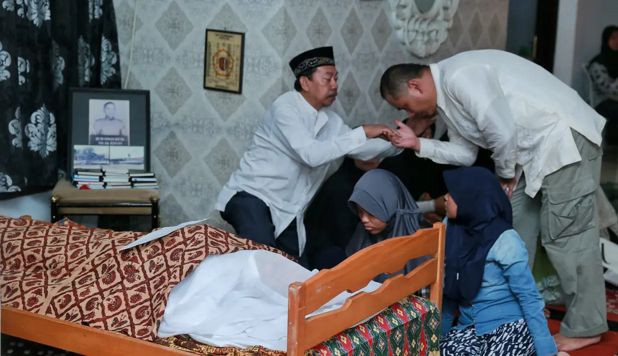 Selain sebagai seorang ayah, Marini melihat ayahnya juga seperti seorang ibu. Biasa menyetrika baju anaknya, memasangkan kancing baju yang copot, hingga memasak. (Adrian Putra/Bintang.com)