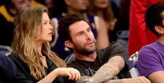Vokalis utama Maroon 5, yakni Adam Levine mengungkapkan kisah lucunya tentang Behati Prinsloo yang menjalani kehamilan anak pertamanya. (AFP/Bintang.com)