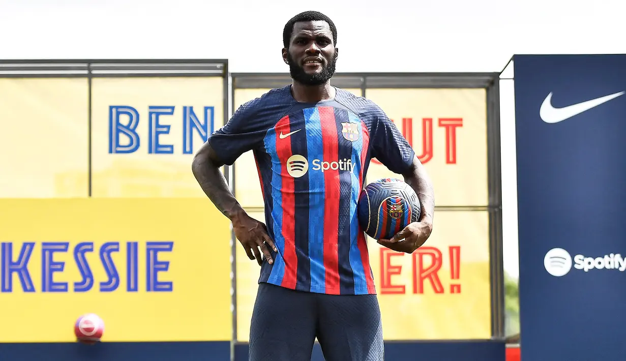 Franck Kessie resmi diperkenalkan di depan awak media sebagai rekrutan Barcelona di pusat latihan Joan Gamper pada Rabu (06/07/2022) waktu setempat. (AFP/Pau Barrena)