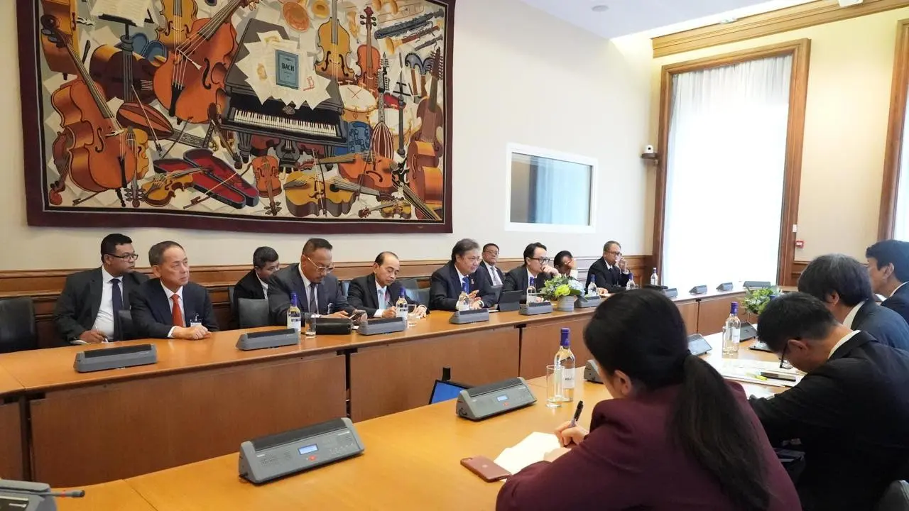Menteri Koordinator Bidang Perekonomian Airlangga Hartarto bertemu dengan Menteri Ekonomi, Perdagangan, dan Industri (METI) Jepang Ken Saito di sela-Pertemuan OECD di Paris, (2/5/2024). (Dok Kemenko Perekonomian)