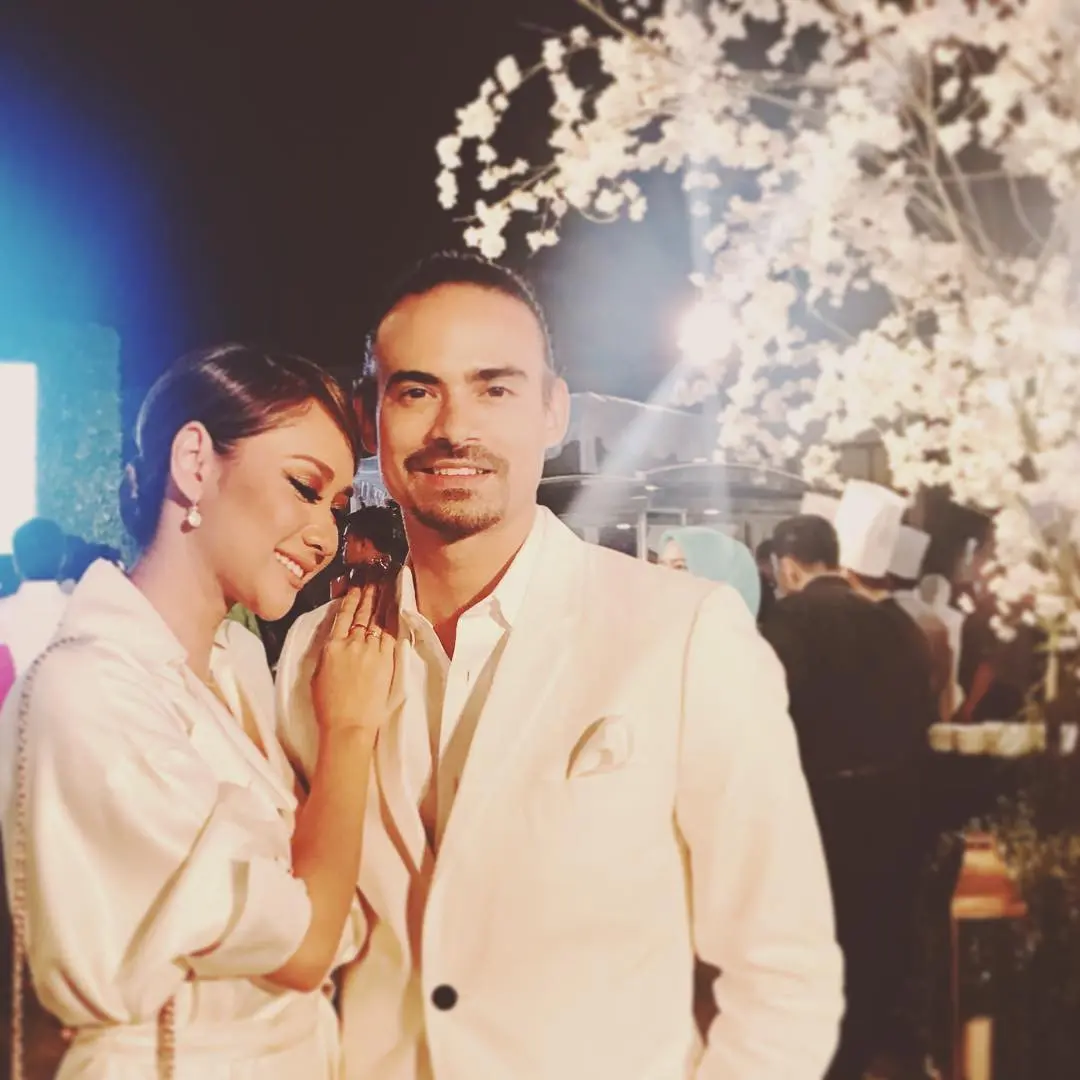 Bunga Citra Lestari dan Ashraf Sinclair sempat menjalin hubungan jarak jauh sekitar 1 tahun. Setelah itu, mereka menikah pada 2008. (foto: instagram.com/bclsinclair)