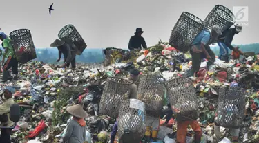 Warga bersama-sama mencari sampah plastik  yang akan dijual sebagai bahan daur ulang di  Tempat Pembuangan Akhir (TPA) Galuga, Bogor (20/5). Indonesia memproduksi sampah plastik sebanyak 175.000 ton per hari.  (Merdeka.com/Arie Basuki)