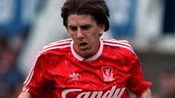 2. Peter Beardsley, pada awal karier dirinya gagal bersinal di MU. Salah satu winger terbaik era 80an ini kemudian sempat membela The Reds dan berhasil menunjukan sinarnya. (www.liverpoolecho.co.uk)