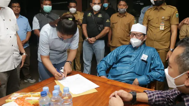 Buruh Tanda Tangani Perjanjian Damai Dengan Gubernur Banten, Wahidin Halim. (Selasa, 04/01/2022).