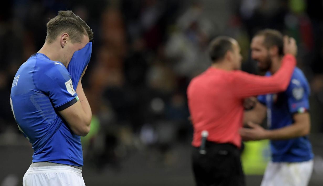 Striker Italia, Andrea Belotti, tampak sedih usai gagal membawa Italia lolos ke Piala Dunia 2018 setelah disingkirkan Swedia di Stadion Giuseppe Meazza, Senin (13/11/2017). Italia bermain imbang 0-0 dengan Swedia. (AFP/Miguel Medina)