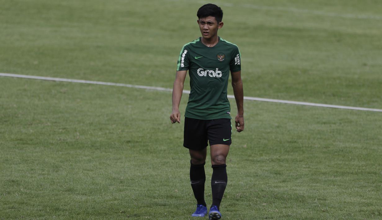 Pemain Timnas Indonesia U-22, Firza Andika, mengamati rekannya saat latihan di Stadion Madya, Jakarta, Kamis (17/1). Latihan ini merupakan persiapan jelang Piala AFF U-22. (Bola.com/Yoppy Renato)