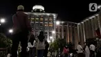 Umat muslim memasuki pelataran Masjid Istiqlal untuk melaksanakan Salat Tarawih pertama Ramadhan 1444 H, Jakarta, Rabu (22/3/2023). (Liputan6.com/Helmi Fithriansyah)