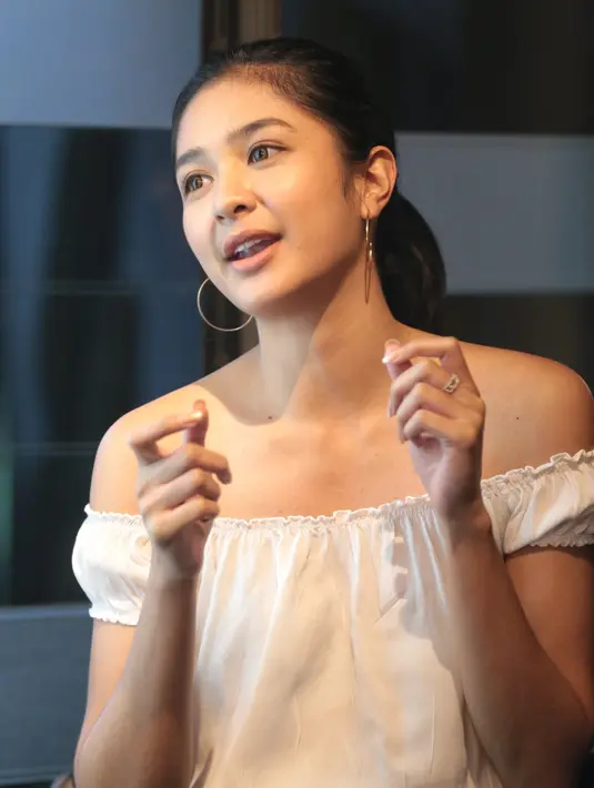 Tidak hanya soal waktu yang banyak di lokasi syuting, perempuan yang melejit namanya dari sinetron Kepompong itu juga tak bisa menghayati secara mendalam setiap perannya. Bahkan, ia menganggap seperti rutinitas harian. (Adrian Putra/Bintang.com)