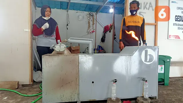 Limbah Masker di Banyuwangi Disulap Jadi Bahan Bakar Alternatif (Liputan6.com/Hermawan Arifianto)