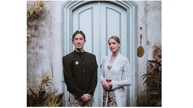 7 Momen Daniel Mananta dan Istri Kembali Ucap Janji Nikah di Borobudur, Mesra Abis