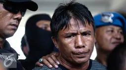 Ridwan Sitorus alias Ius Pane saat di Bandara Halim Perdana Kusumah, Minggu (1/1). Ius Pane ditangkap tim gabungan dari Polrestro Jakarta Timur, Polresta Depok dan Ditkrimum Polda Metro Jaya. (Liputan6.com/Faizal Fanani)