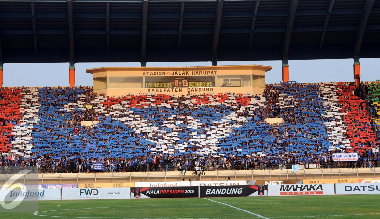 Ribuan suporter rmembentangkan kertas berwarna membentuk sebuah gambar pada laga Persib melawan PBFC di Stadion Si Jalak Harupat, Bandung, Sabtu (26/9/2015). Persibu nggul 2-1 dan lolos ke Semifinal PialaPresiden 2015. (Liputan6.com/Helmi Fithriansyah)