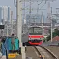 Rangkain KRL Commuter Line bersiap menuju Stasiun Manggarai, Jakarta, Minggu (26/9/2021). Jalur layang (elevated track) KRL Bogor Line di Stasiun Manggarai yang terdiri dari empat peron bagi penumpang kereta relasi tujuan Jakarta-Bogor. (Liputan6.com/Herman Zakharia)