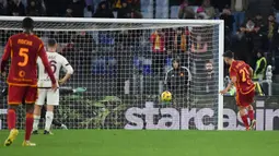 Pemain AS Roma, Paulo Dybala mencetak gol pertama timnya ke gawang Torino melalui eksekusi tendangan penalti saat laga lanjutan Liga Italia 2023/2024 di Olympic Stadium, Roma, Italia, Selasa, (27/02/2024) dini hari WIB. (AFP/Tiziana Fabi)