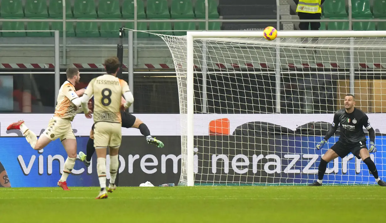 FOTO Inter Milan Susah Payah Kalahkan Venezia di San Siro Foto