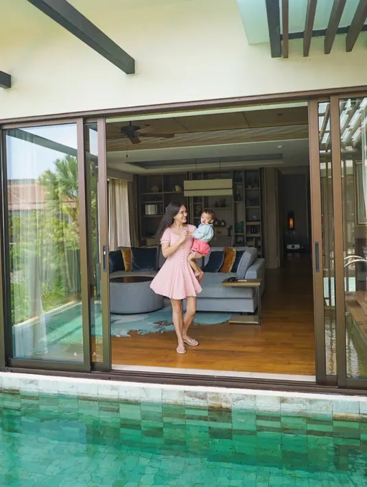 Mereka menyewa sebuah vila yang cantik dengan jendela lebar dan suasana yang asri. (Instagram @shandyaulia)