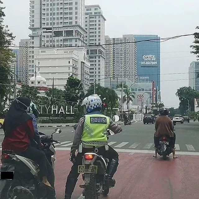 7 Potret Nyeleneh Pengendara Motor Saat Ditilang Polisi Ini Kocak