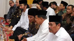 Presiden RI Joko Widodo (ketiga kiri) berbincang dengan Wapres Jusuf Kalla jelang buka puasa bersama Partai Nasdem di Jakarta, Selasa (7/6/2016). Acara tersebut juga dihadiri sejumlah menteri kabinet kerja. (Liputan6.com/Helmi Fithriansyah)