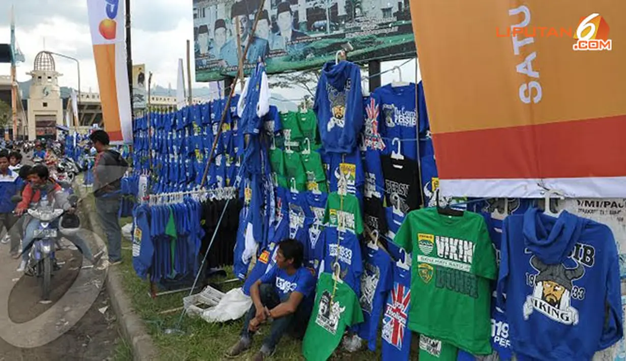 Beragam jersey Persib dijajakan para pedagang di sekitar Stadion Si Jalak Harupat Bandung.(Liputan6.com/Helmi Fithriansyah)