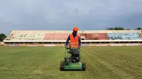 Pekerja melakukan pemotongan rumput lapangan Stadion Kebondalem, Kendal, Kamis (20/2/2020). (Sumber: Media Officer PSIS)