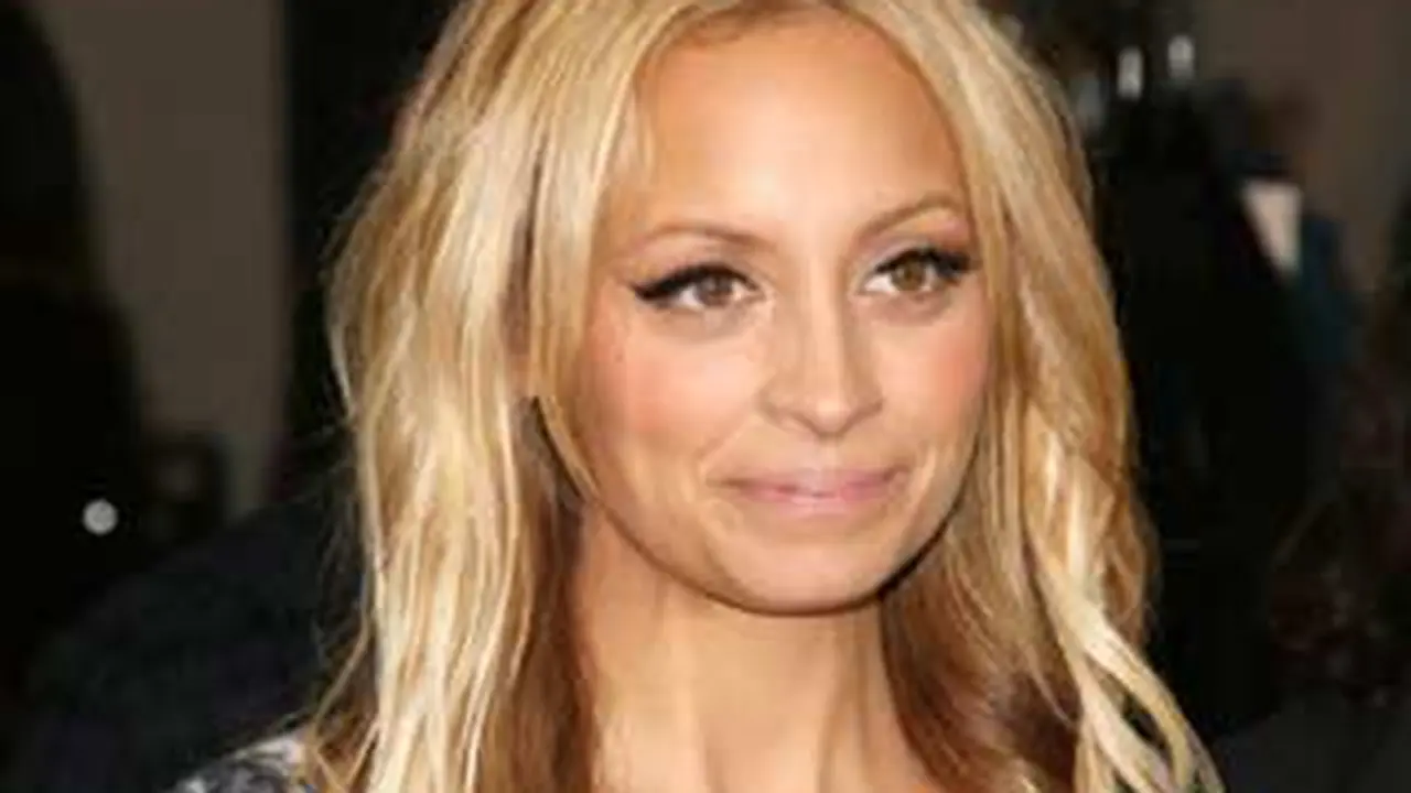 Nicole Richie Jadi Asisten Pilot