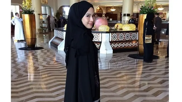 6 Potret Dian Sastrowardoyo Pakai Hijab, Tuai Pujian
