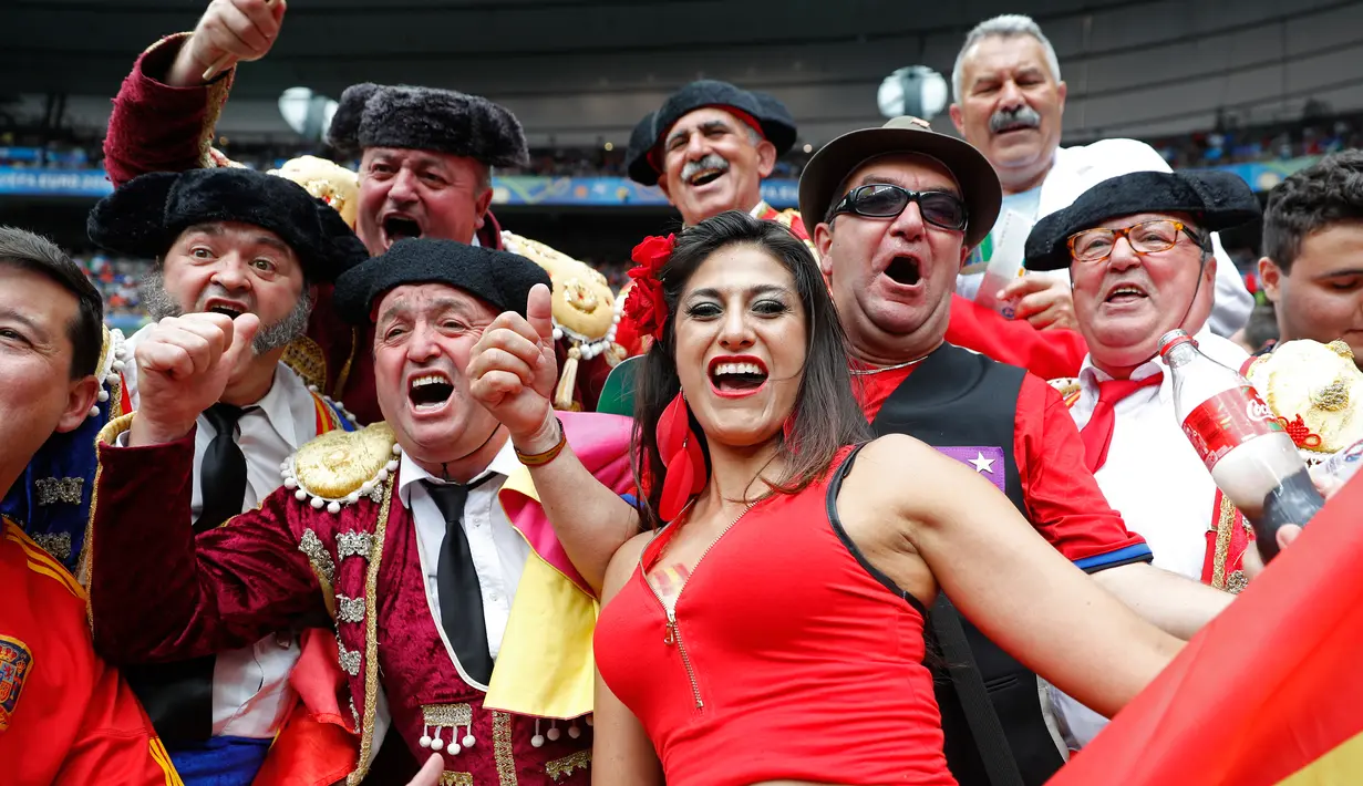Suporter wanita pendukung Spanyol diantara suporter pria jelang babak 16 besar Piala Eropa 2016 antara Italia vs Spanyol, Stade de France, Senin (27/6). (REUTERS/ Lee Smith)