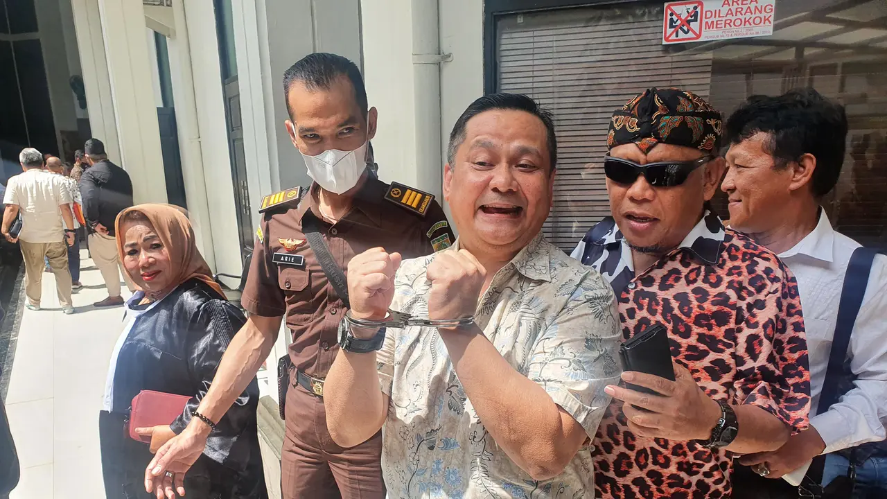 Ekspresi mantan Kadiv Hubinter Polri, Irjen Napoleon Bonaparte dengan tangan terborgol usai menjalani sidang putusan sela kasus dugaan penganiayaan terhadap Youtuber M Kece di PN Jaksel, Kamis (12/5/2022)