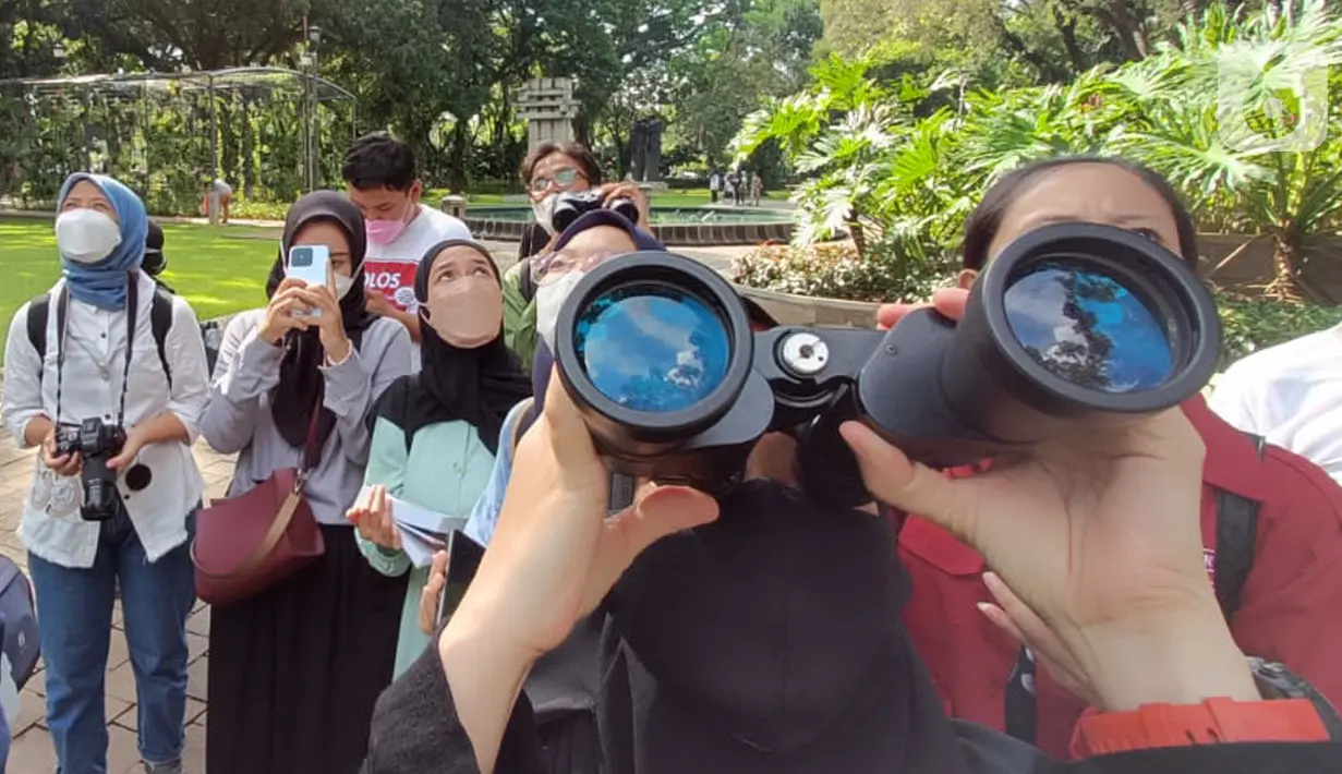 Peserta mengamati keanekaragaman hayati di Taman Suropati, Jakarta,(21/5/2022). Biodiversity Warriors Yayasan KEHATI, Jakarta Birdwatcher Society bersama perwakilan mahasiswa dari sejumlah kampus di Jabodetabek menyelenggarakan kegiatan pengamatan keanekaraman hayati untuk memperingati Hari Keanekaragaman Hayati Sedunia yang jatuh pada 22 Mei 2022. (Liputan6.com/Fery Pradolo)