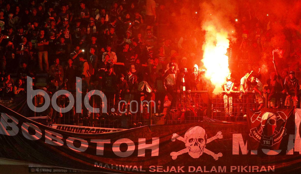Ribuan suporter Persib Bandung atau yang akrab disapa Bobotoh menyalakan flare usai  pertandingan antara Persib Bandung vs Arema  FC di GBLA, Sabtu (15/04/2017). Kehadiran mereka untuk membakar semangat skuad Maung Bandung. (Bola.com/M Iqbal Ichsan)
