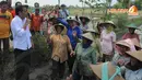 Jokowi pun mencoba mengakrabkan diri dengan para petani usai mengunjungi rumah pendiri Budi Utomo, Dr Radjiman Widyodiningrat (Liputan6.com/Herman Zakharia)