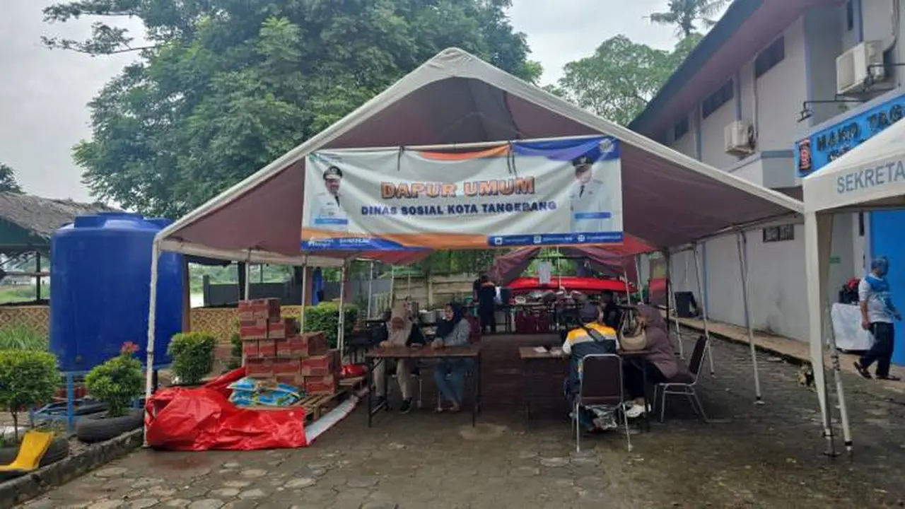 Dinsos Kota Tangerang mengoperasikan dapur umum untuk memenuhi kebutuhan konsumsi warga yang terdampak banjir dan saat ini berada di lokasi pengungsian.